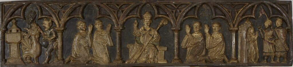 Relleu escultòric gòtic daurat amb un bisbe entronitzat al centre, flanquejat per figures de sants i donants sota arcades trilobulades.