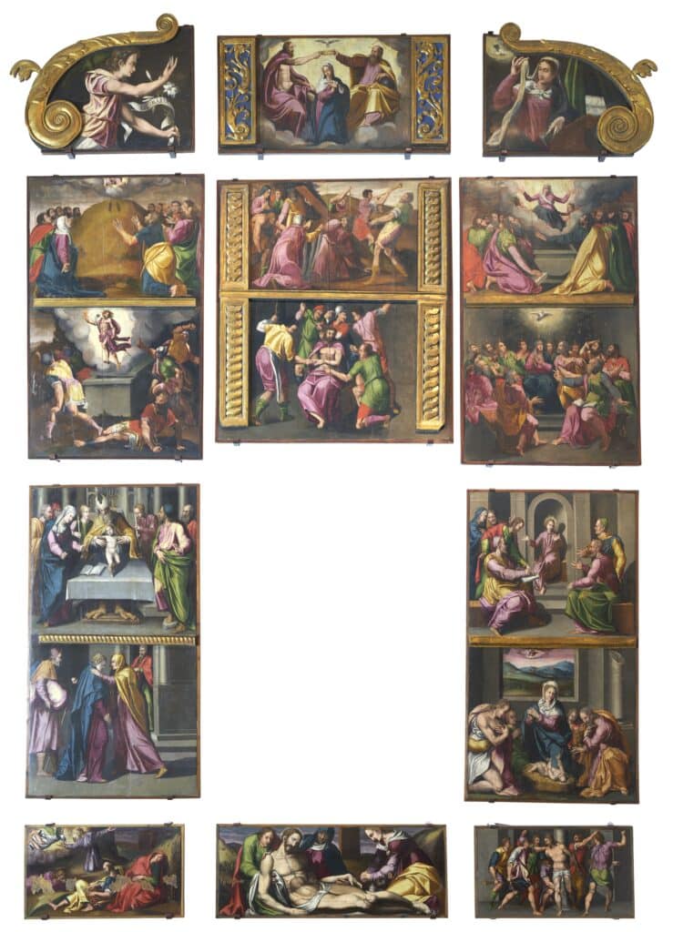 Conjunt de taules pintades d'un retaule renaixentista amb escenes de la vida de Crist i la Mare de Déu, coronat per la Coronació de la Verge entre volutes daurades.