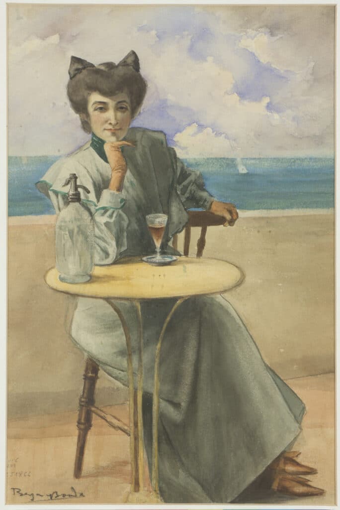 Aquarel·la que representa una dona elegant asseguda a la terrassa d'un cafè davant del mar, amb una copa de vi i un sifó sobre la taula. Vesteix de gris amb un llaç negre al cabell.