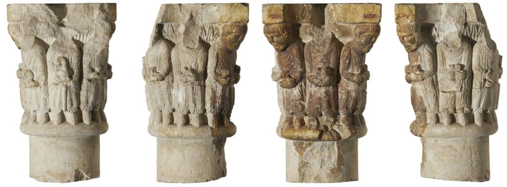 Capitell romànic de pedra policromada amb tres figures humanes vestides amb túniques que sostenen ofrenes a les mans