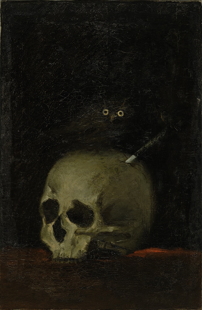 Natura morta amb crani humà i gat negre amb ulls grocs mirant des de la foscor, pintura tenebrista a l'oli
