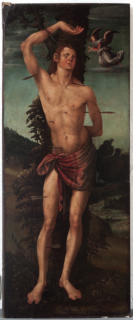 Sant Sebastià lligat a columna amb braços alçats i àngel portant corona, pintura renaixentista sobre taula amb paisatge arbrat al fons.