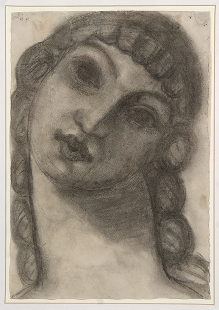 Cap femení amb cabell ondulat inclinat cap la dreta, dibuix a carbonet sobre paper amb modelat suau de clarobscurs