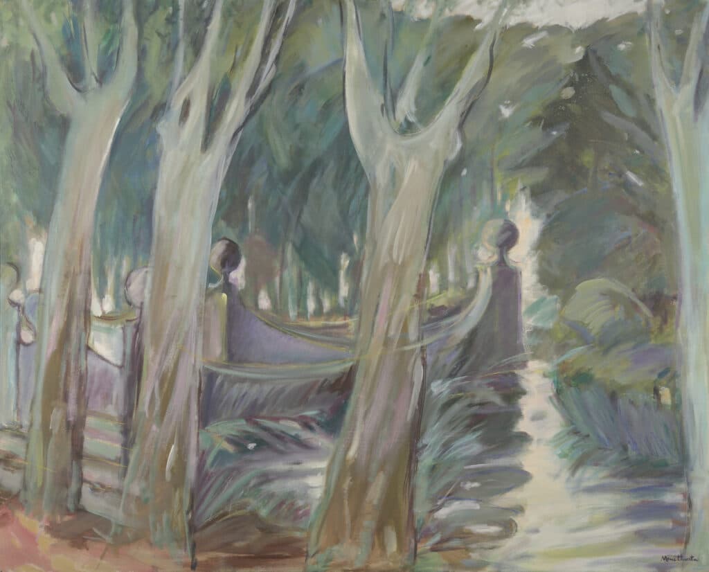 Pintura expressiva d’un bosc amb arbres alts i sinuosos que ocupen el primer pla. Al fons es veu un camí o espai il·luminat i uns elements arquitectònics foscos que semblen pilones o barana. Predominen tons verds, blaus i violetes amb pinzellada fluida i atmosfera suggerent