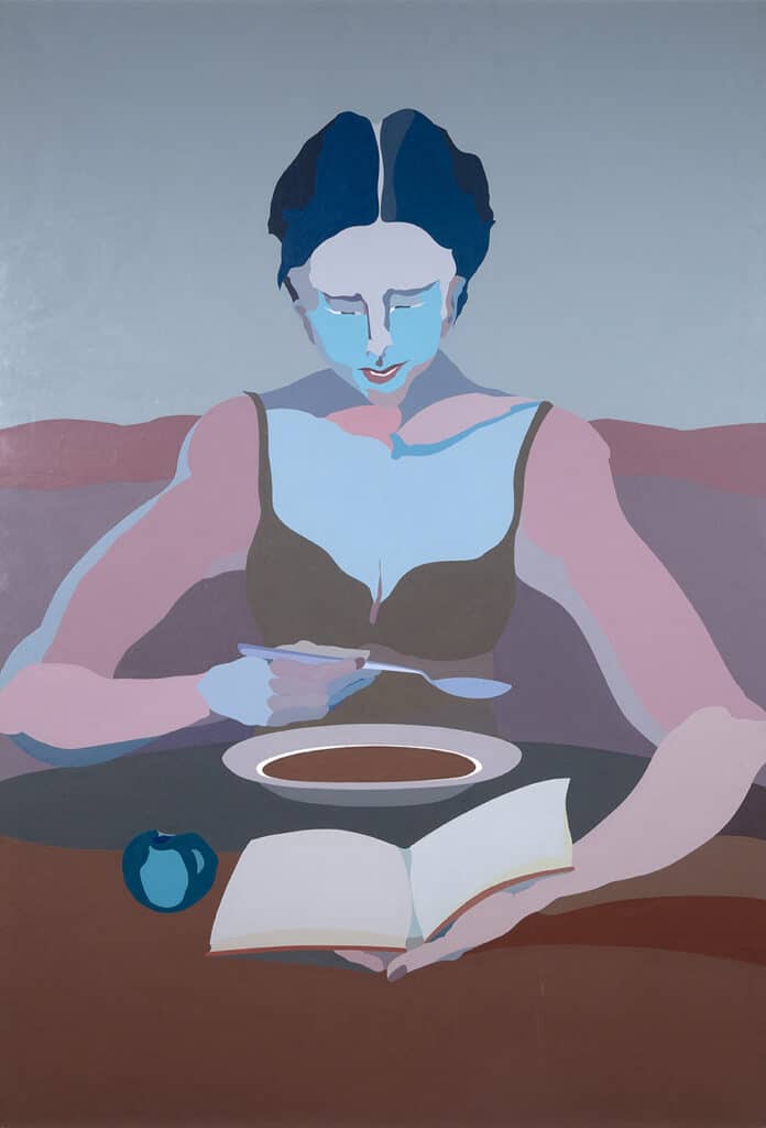 Dona asseguda llegint amb plat i llibre sobre taula, pintura amb paleta de colors plans en blaus, rosats i grisos