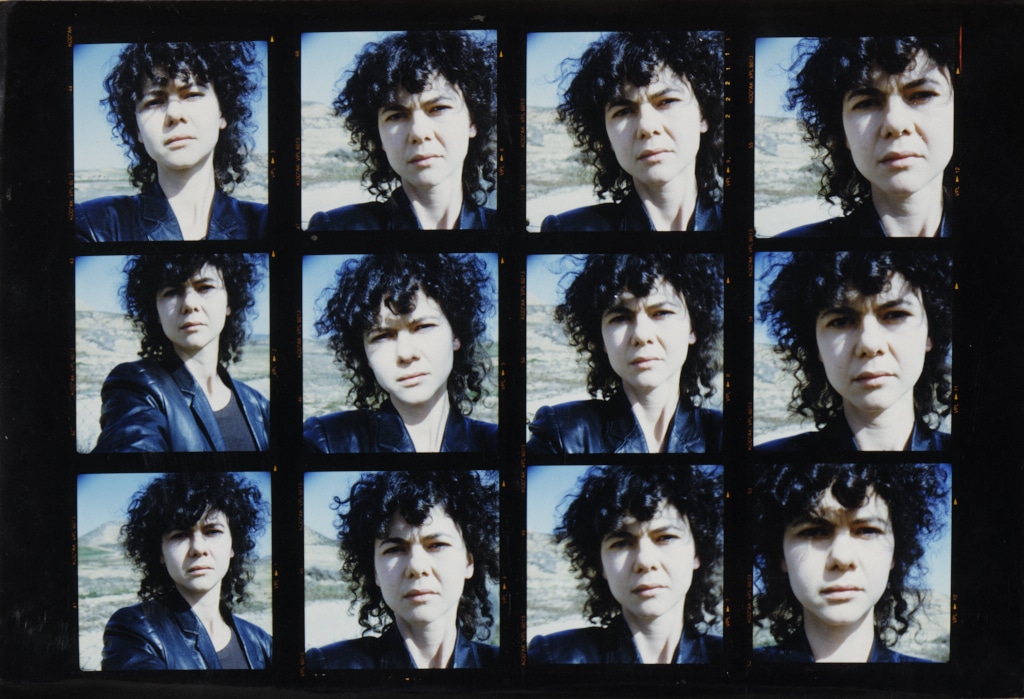 Dotze retrats d'una dona amb cabell negre ondulat i jaqueta de cuir fosca en entorn desèrtic