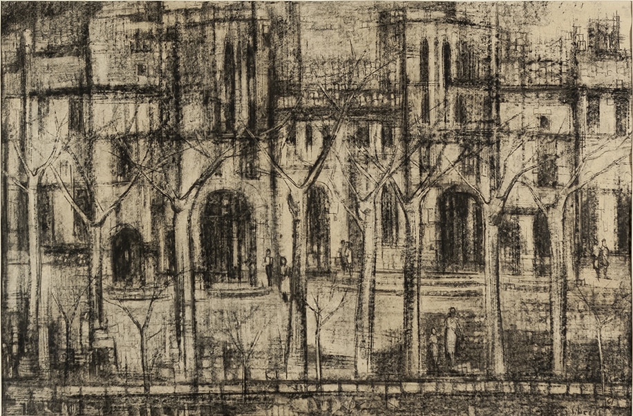 Façana urbana amb arbres nus davant d'edificis amb finestres, tramat dens en negre sobre paper beix.