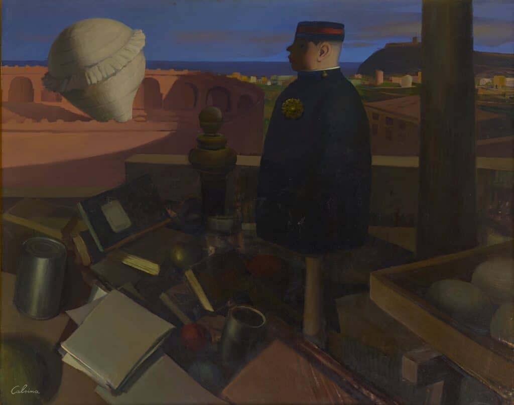 Soldat de perfil contemplant paisatge surrealista des d'una terrassa amb objectes quotidians escampats, pintura amb tons apagats i composició melancòlica