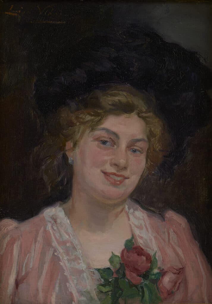 Retrat de dona jove somrient amb cabell clar i vestit rosa, amb roses vermelles al pit, pintura a l'oli sobre fons fosc.