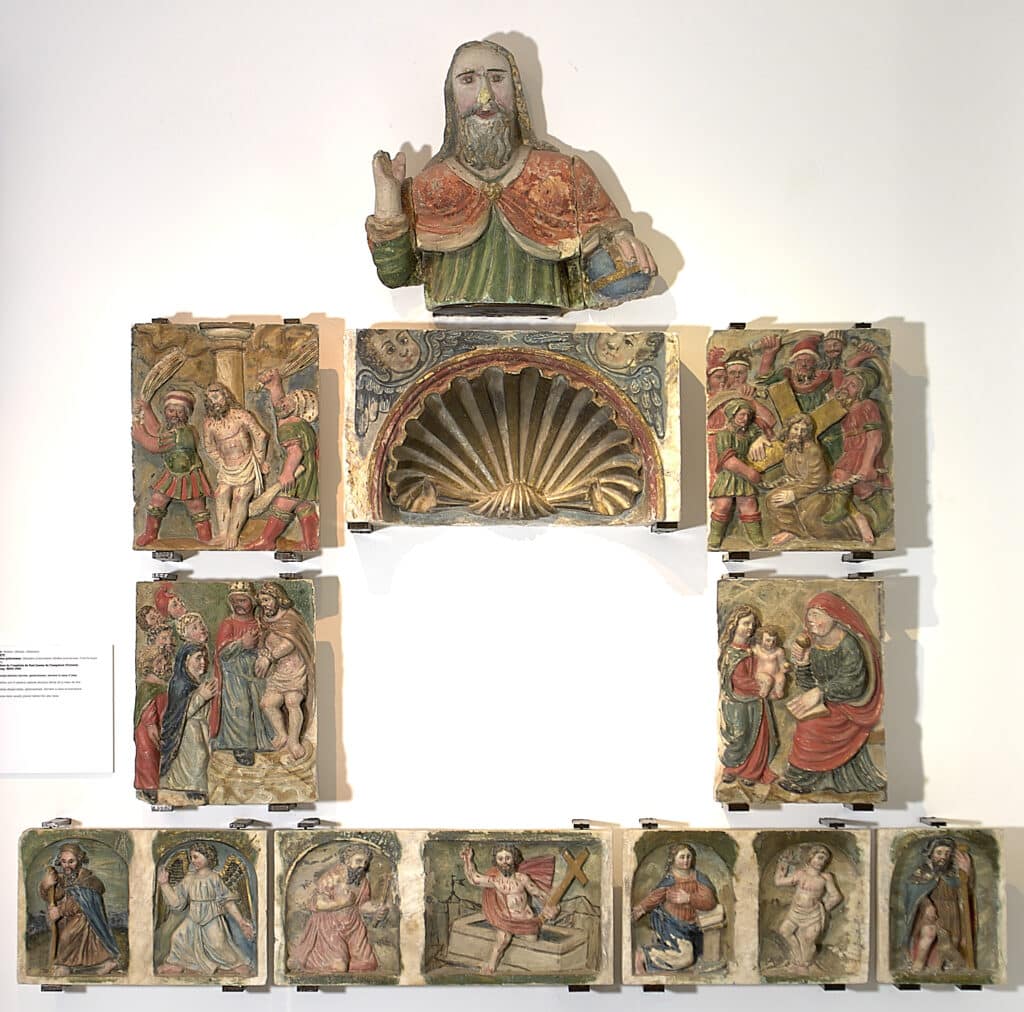 Conjunt de plaques policromades amb escenes de la Passió i bust de Crist a dalt