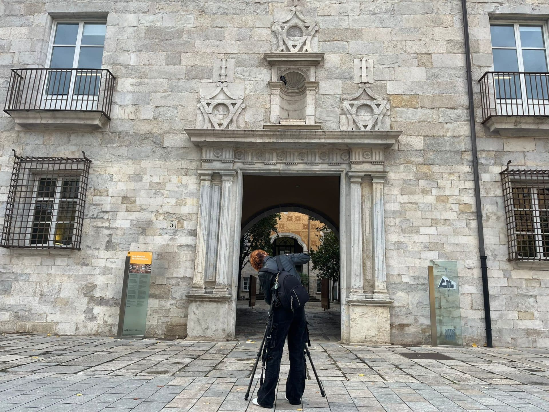 L'equip de Google Street View fotografiant la façana de l'antic Hospital de Santa Caterina