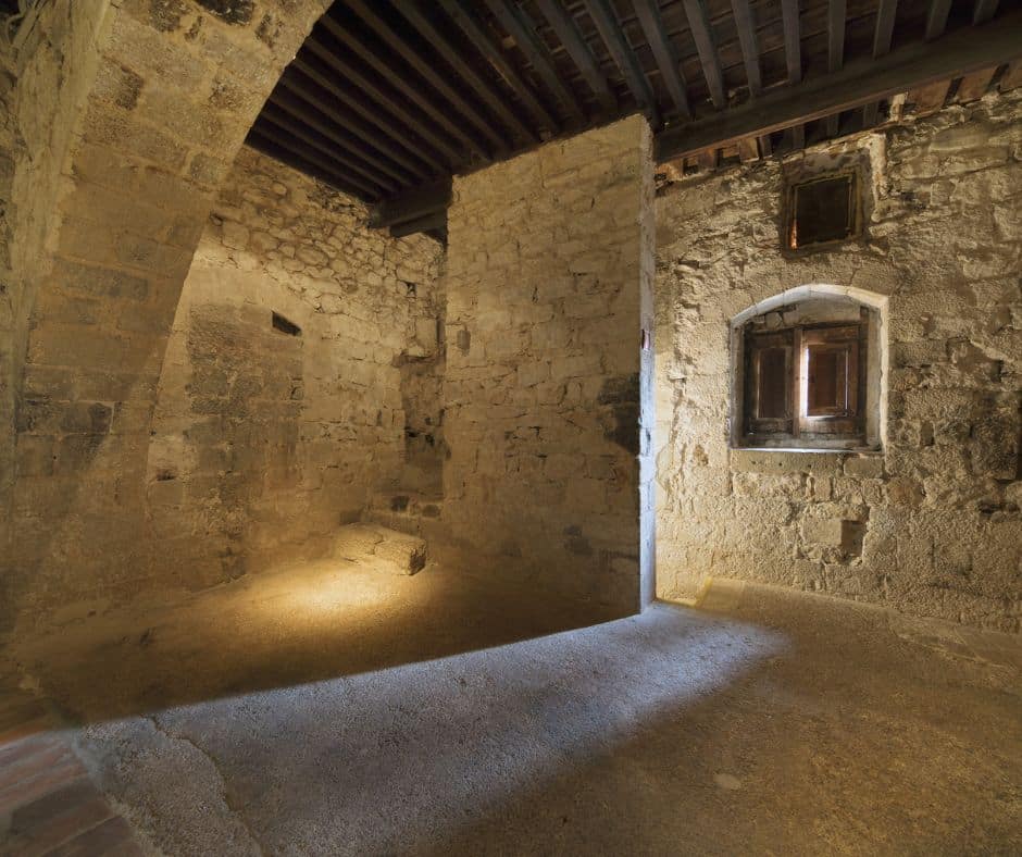 fotografia de l'antiga presó del Palau Episcopal, avui museu d'art de Girona