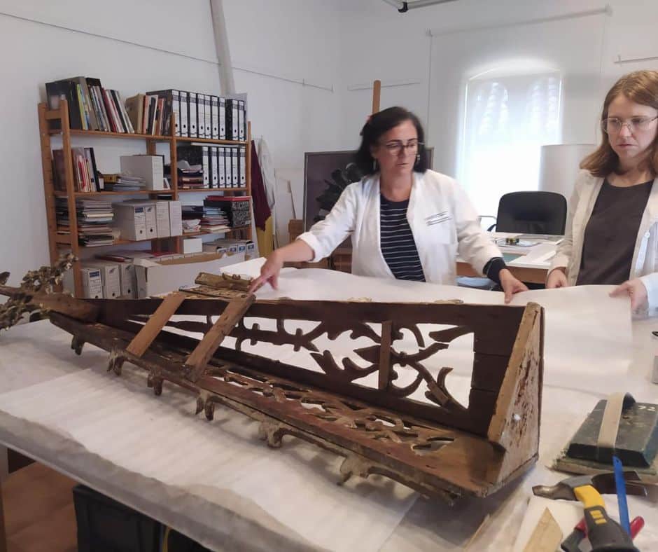 Lena Boix i Laia Roca treballant en la conservació d'un fragment del retaule de Sant Feliu