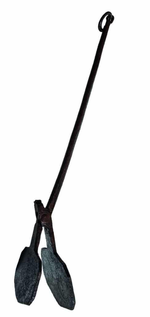 Estri allargat de ferro de grans dimensions, similar a unes tenalles