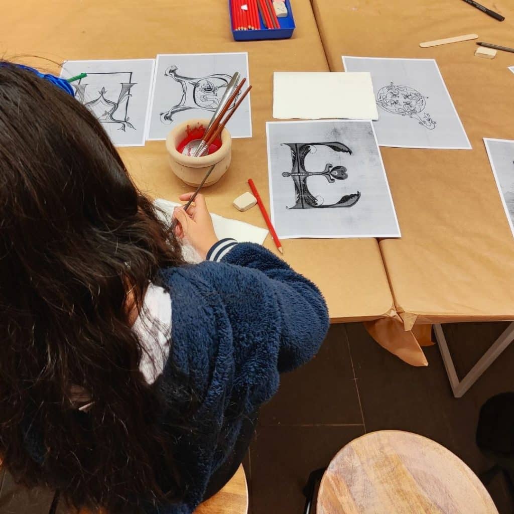 Petits copistes: la màgia dels manuscrits medievals