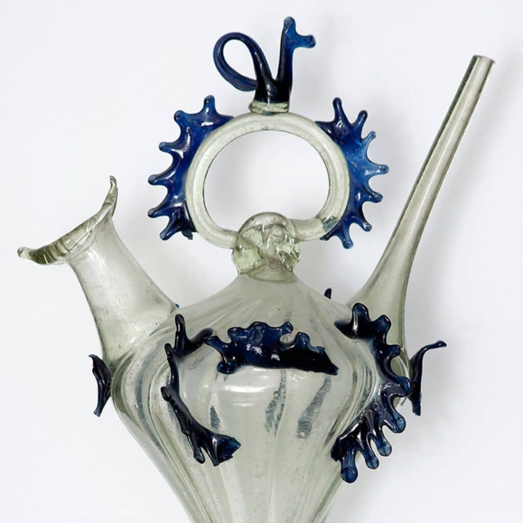 Càntir decoratiu de vidre amb nanses i aplicacions ornamentals blaves