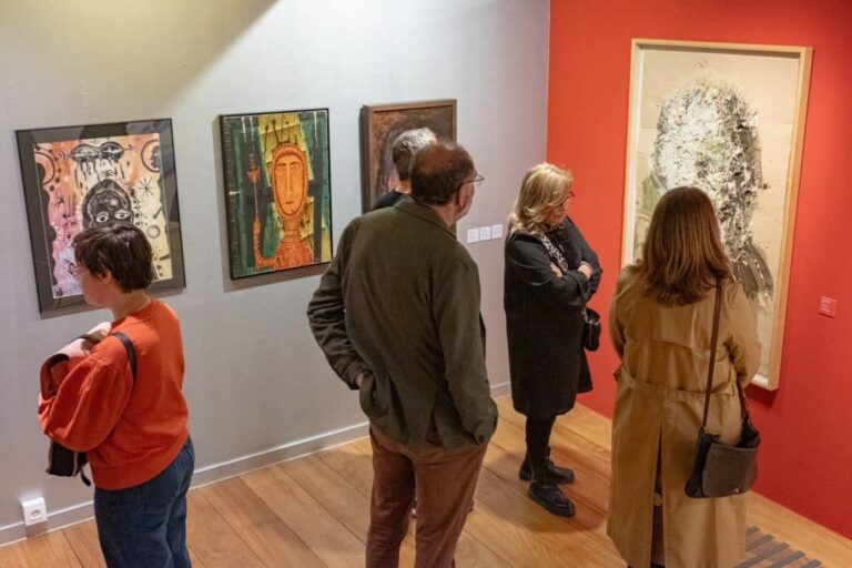 Gent visitant l'exposició