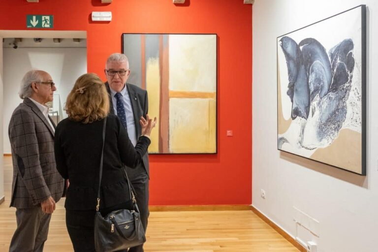 Persones fent una visita per l'exposició