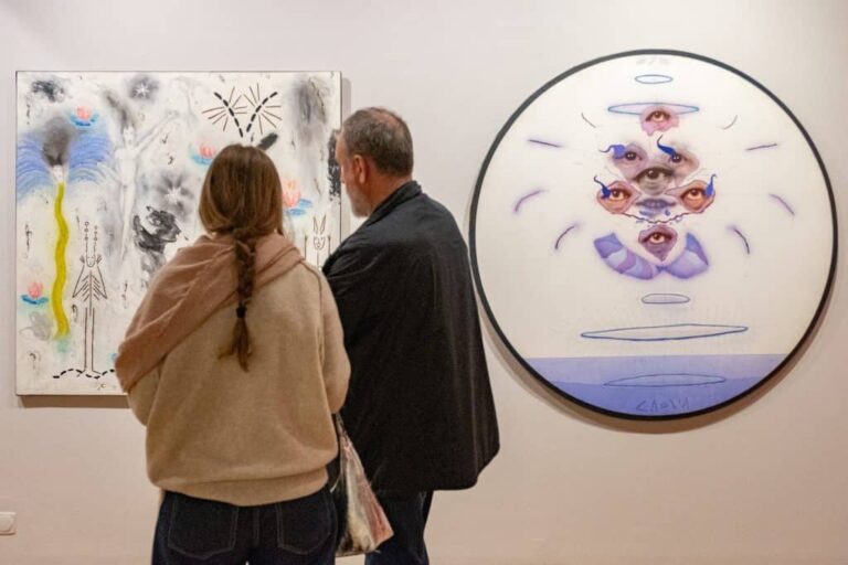 Dues persones contemplant una obra