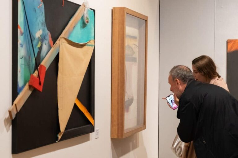 Dues persones contemplant una obra