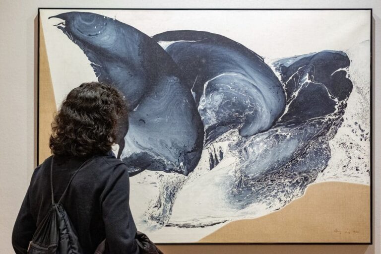 Dona contemplant una obra