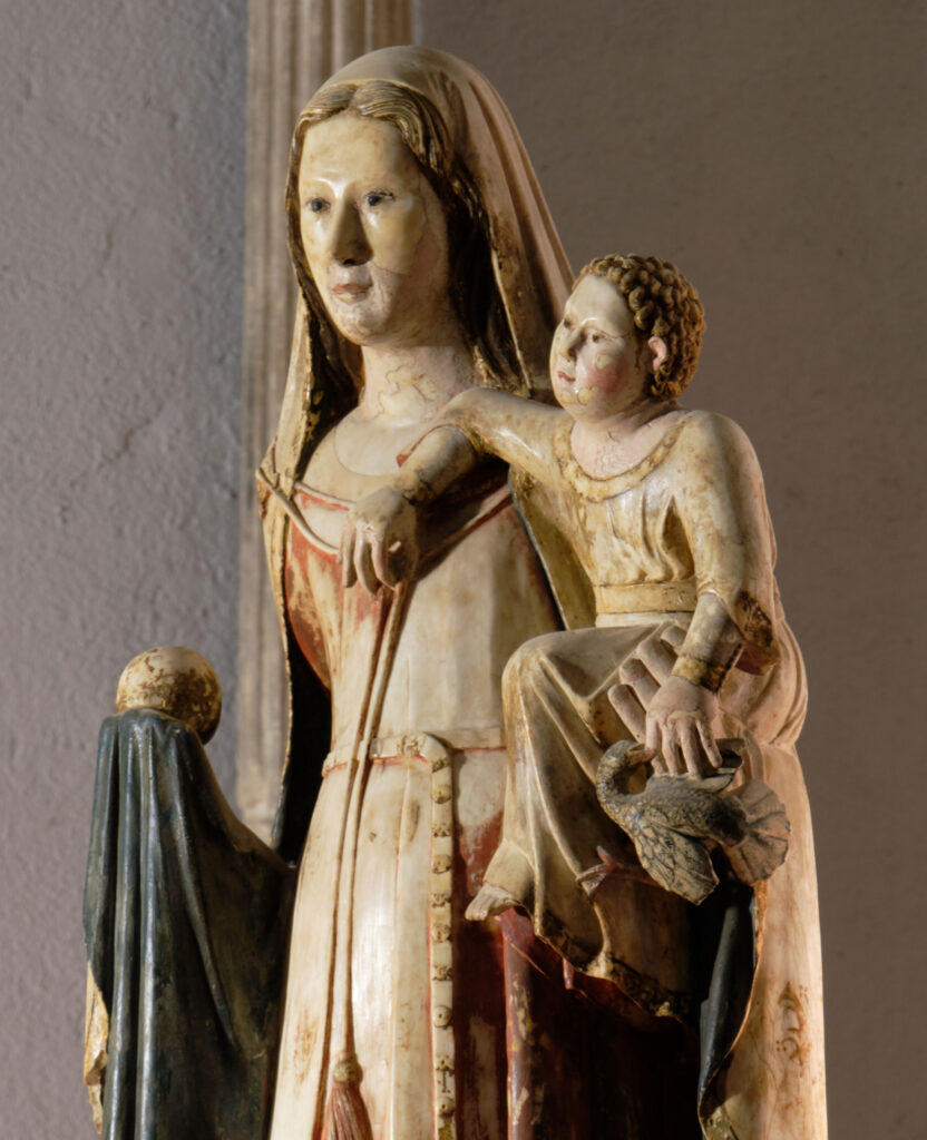 Escultura policromada de la Verge amb el Nen