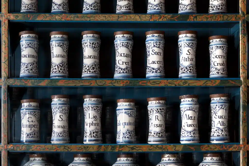 Detall d'ampolles de medicines antigues