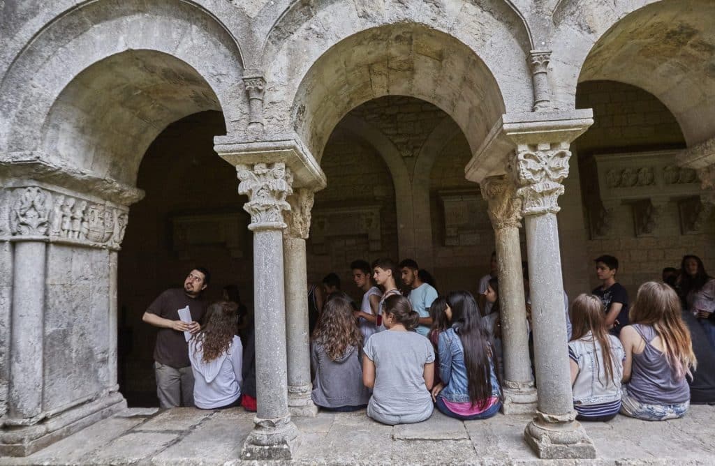 Alumnes d'ESO al claustre