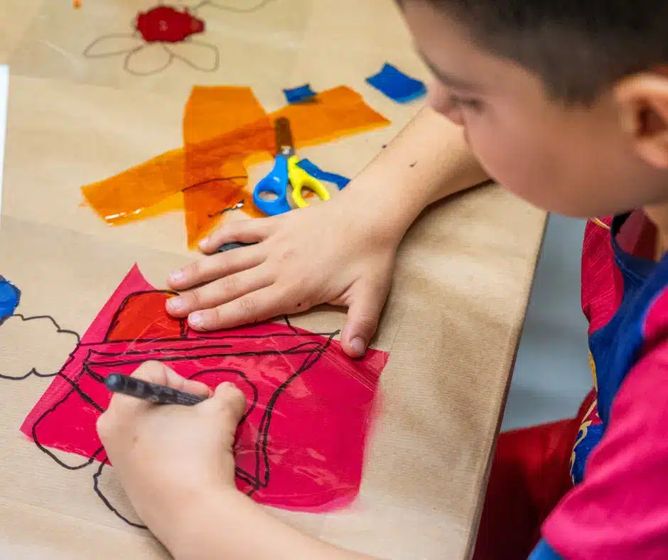 Nens fent vitralls de plàstic