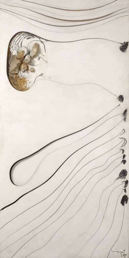 Pintura abstracte, de fons blanc amb línies negres que recorden traços a la sorra