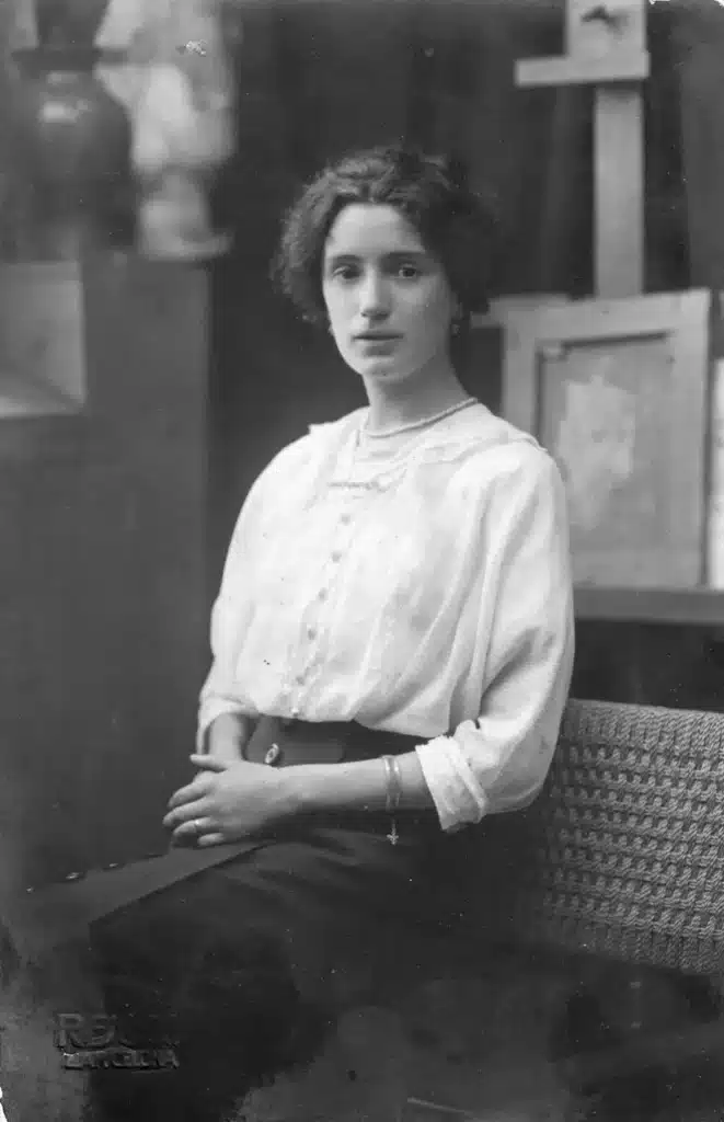 Retrat de Francisca Rius davant del cavallet. 1914. Fotografia: Miquel Renom i Presseguer. Col·lecció particular