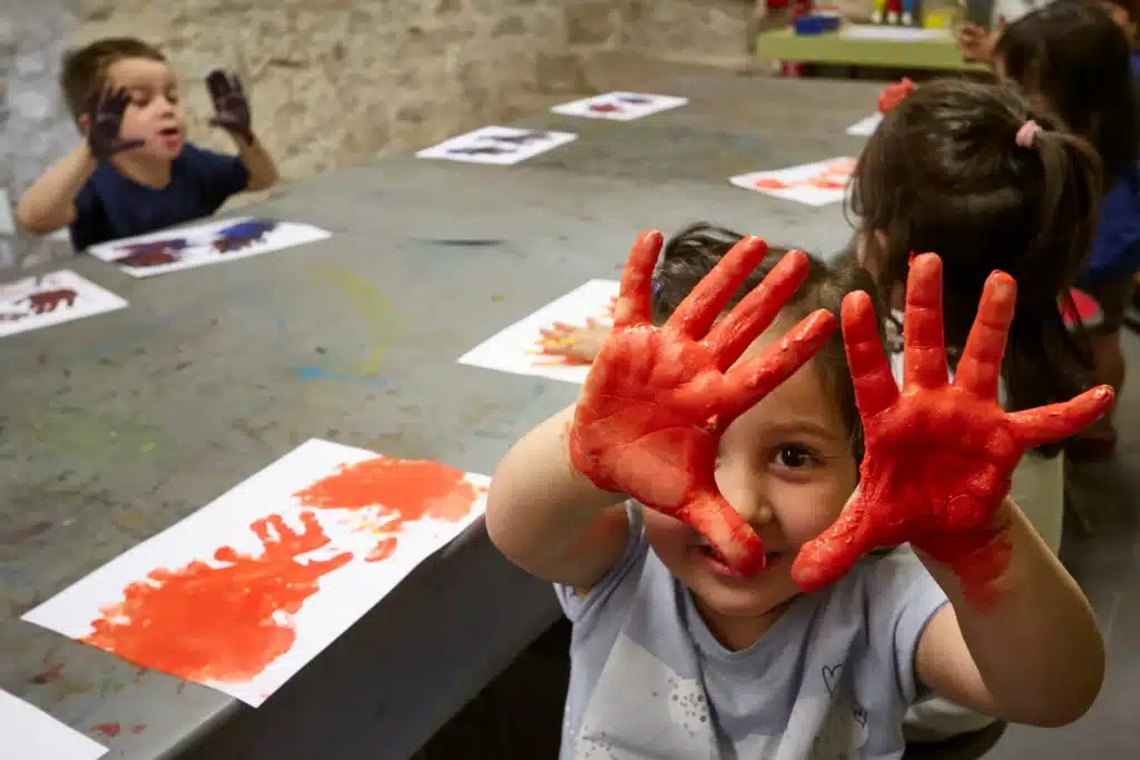 Nen am les mans pintades de vermell