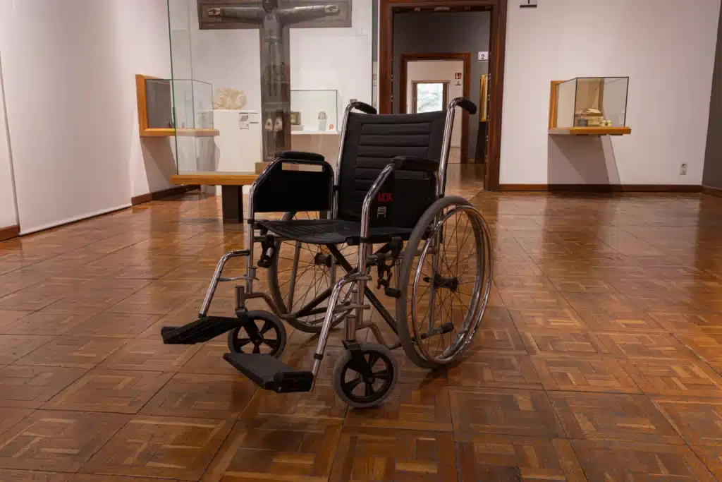 Cadira de rodes dins del museu