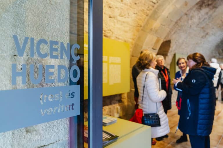 Museu d’Art de Girona, 14 de febrer de 2026.Inauguració de l’exposició “Calamicleos. Misèria i glòria” de Vicenç Huedo, dins el cicle expositiu dedicat a l’artista. Durant l’acte van intervenir Carme Sais, comissària de l’exposició,  l’artista Vicenç Huedo, Carme Clusellas, directora del Museu d’Art de Girona;,el president de la Fundació Fita, Quim Bover i Isabel Bernal, directora dels Serveis Territorials de Cultura de la Generalitat de Catalunya a Girona.
Fotografia: Toni Vilches Fotografia