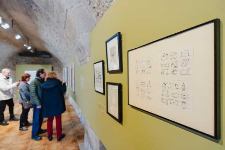 Museu d’Art de Girona, 14 de febrer de 2026.Inauguració de l’exposició “Calamicleos. Misèria i glòria” de Vicenç Huedo, dins el cicle expositiu dedicat a l’artista. Durant l’acte van intervenir Carme Sais, comissària de l’exposició,  l’artista Vicenç Huedo, Carme Clusellas, directora del Museu d’Art de Girona;,el president de la Fundació Fita, Quim Bover i Isabel Bernal, directora dels Serveis Territorials de Cultura de la Generalitat de Catalunya a Girona.
Fotografia: Toni Vilches Fotografia