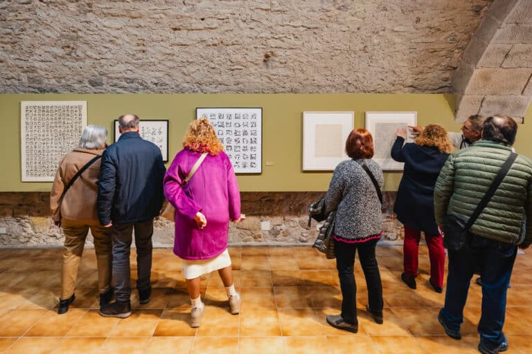 Museu d’Art de Girona, 14 de febrer de 2026.Inauguració de l’exposició “Calamicleos. Misèria i glòria” de Vicenç Huedo, dins el cicle expositiu dedicat a l’artista. Durant l’acte van intervenir Carme Sais, comissària de l’exposició,  l’artista Vicenç Huedo, Carme Clusellas, directora del Museu d’Art de Girona;,el president de la Fundació Fita, Quim Bover i Isabel Bernal, directora dels Serveis Territorials de Cultura de la Generalitat de Catalunya a Girona.
Fotografia: Toni Vilches Fotografia