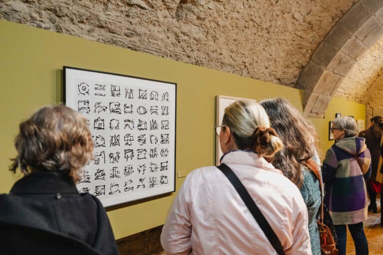 Museu d’Art de Girona, 14 de febrer de 2026. Inauguració de l’exposició “Calamicleos. Misèria i glòria” de Vicenç Huedo, dins el cicle expositiu dedicat a l’artista. Durant l’acte van intervenir Carme Sais, comissària de l’exposició,  l’artista Vicenç Huedo, Carme Clusellas, directora del Museu d’Art de Girona;,el president de la Fundació Fita, Quim Bover i Isabel Bernal, directora dels Serveis Territorials de Cultura de la Generalitat de Catalunya a Girona.
Fotografia: Toni Vilches Fotografia